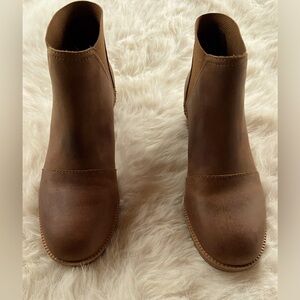 Sorel Cate Chelsea Boots  Waterproof Leather 
Size 6
Brown/Chestnut